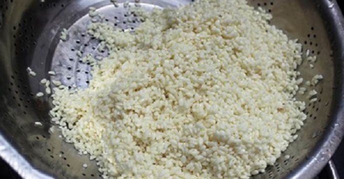 Gạo nếp đã vo sạch để ngâm làm bánh gio mật mía