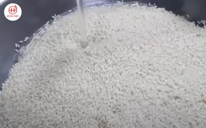 Gạo nếp được vo sạch trước khi ngâm nước