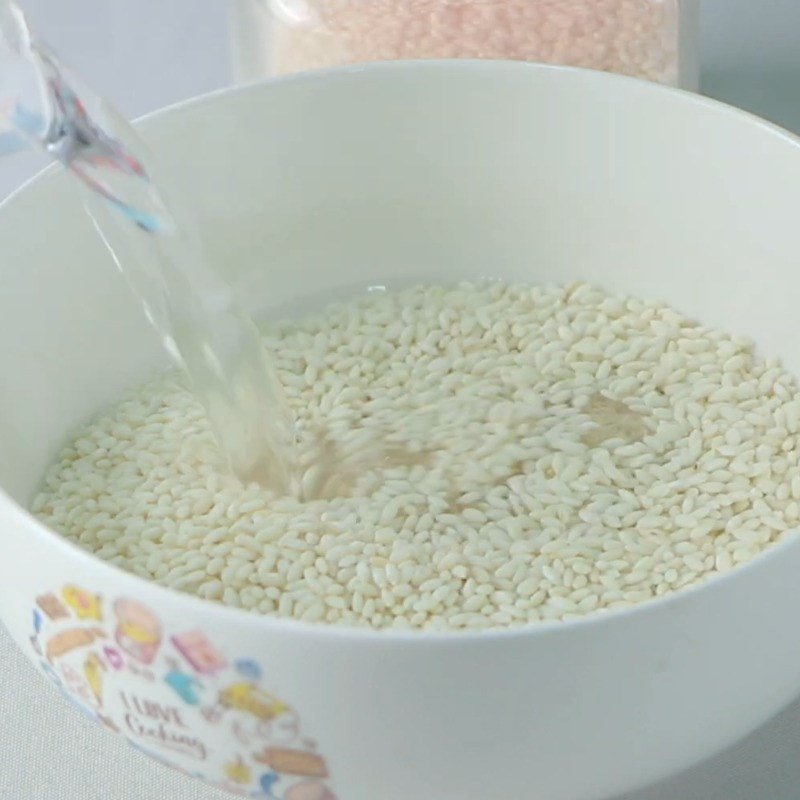 Gạo nếp được vo sạch và chuẩn bị để nấu chè đậu đỏ