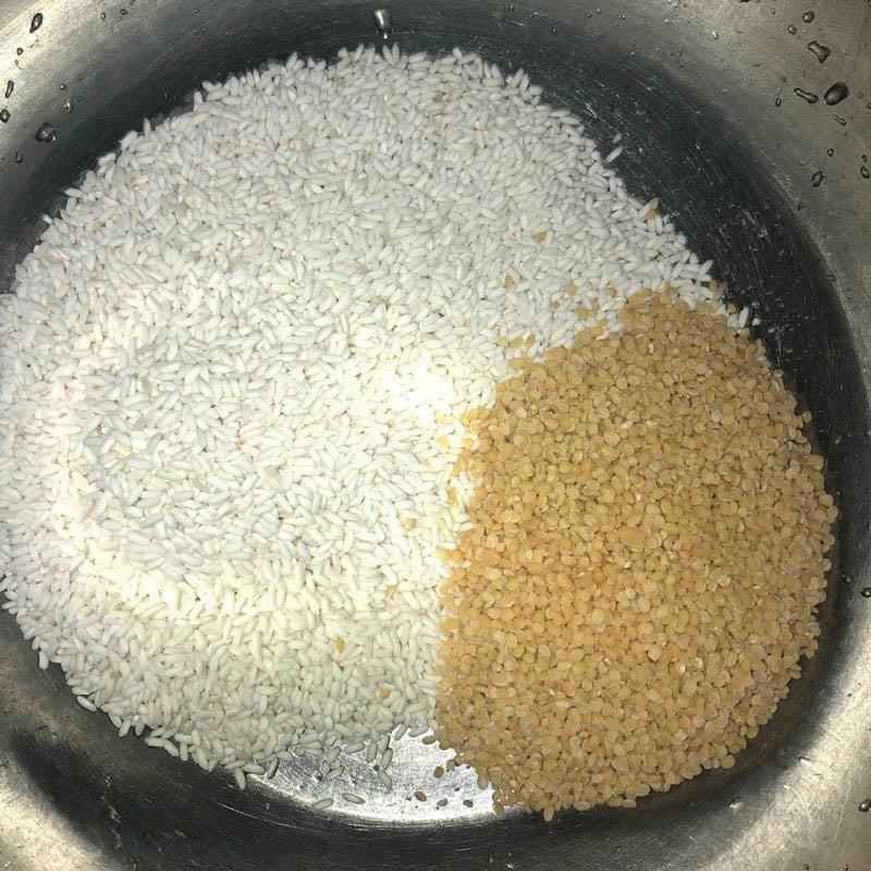 Gạo nếp và đậu xanh đã ngâm sẵn để nấu xôi