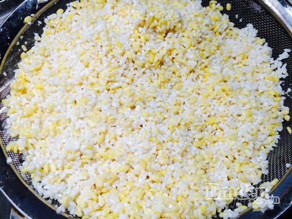 Gạo nếp và đậu xanh đã trộn đều cùng muối