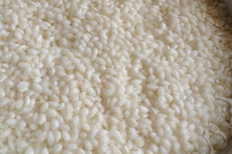 Gạo nếp và đậu xanh đang được ngâm chuẩn bị làm món cơm nếp đậu xanh