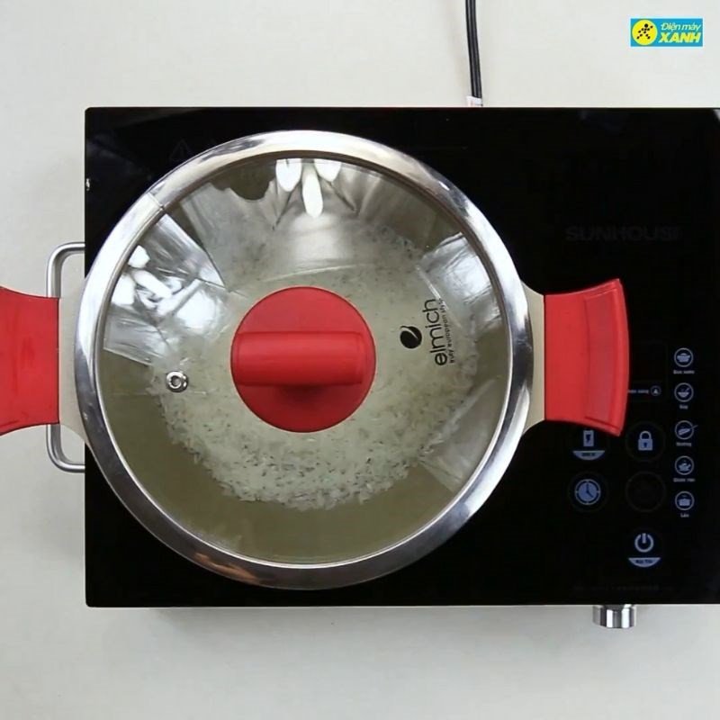 Gạo tẻ được vo sạch và chuẩn bị nấu cháo ếch