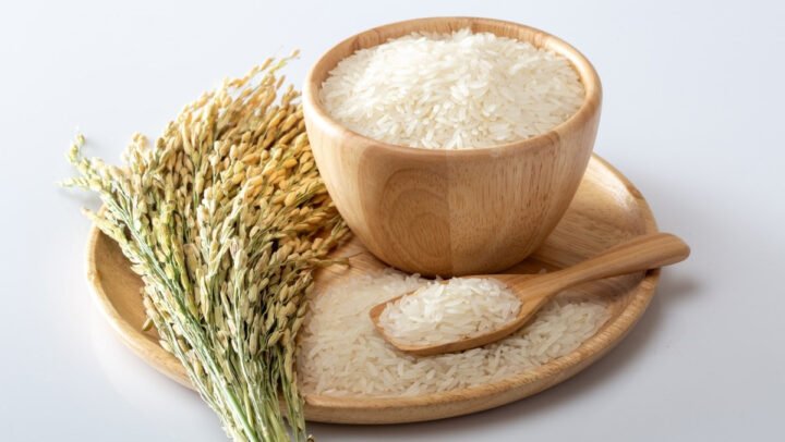 Gạo tẻ thơm nguyên hạt trong chén