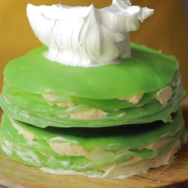 Ghép lớp bánh crepe sầu riêng lá dứa