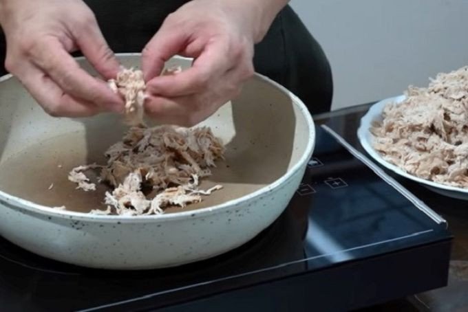 Giã dập và xé thịt tơi, bông ra để làm ruốc