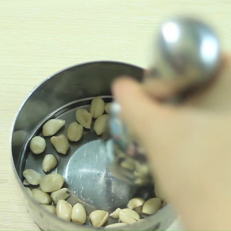 Giã đậu phộng để trộn nhân mực