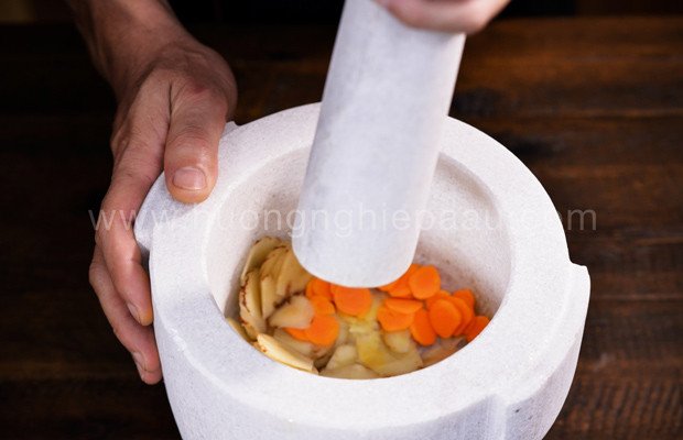 Giã nhuyễn nghệ và riềng tươi để tẩm ướp cho món giả cầy