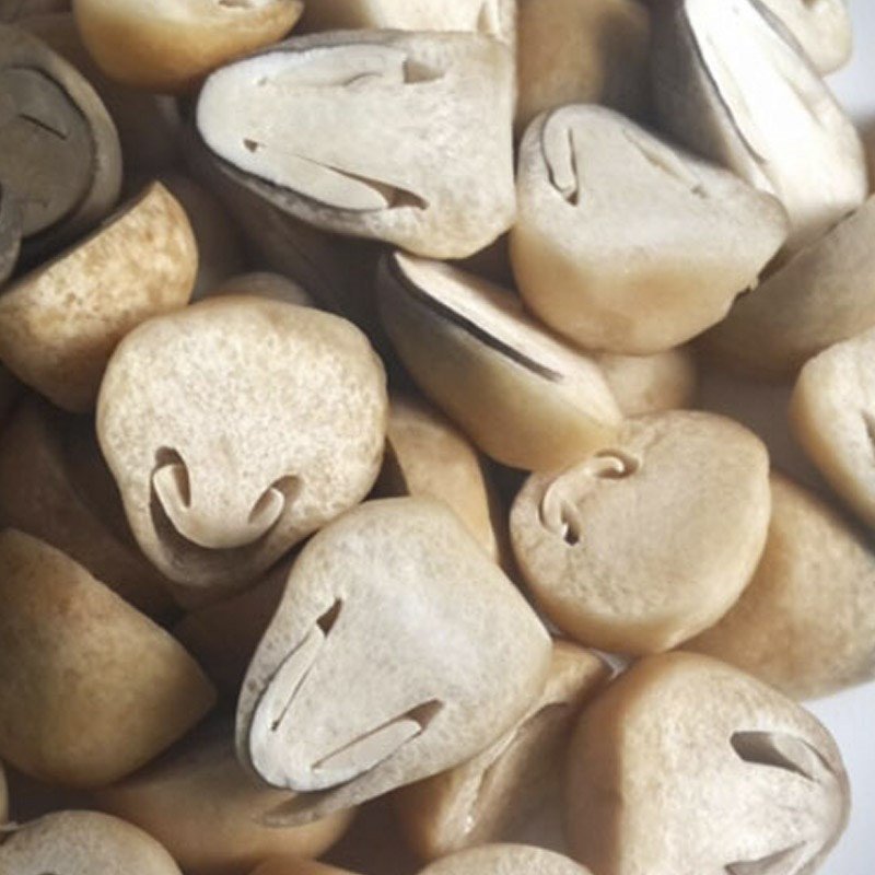 Giã nhuyễn thịt cua đồng để lấy nước cốt đậm đà nấu cháo