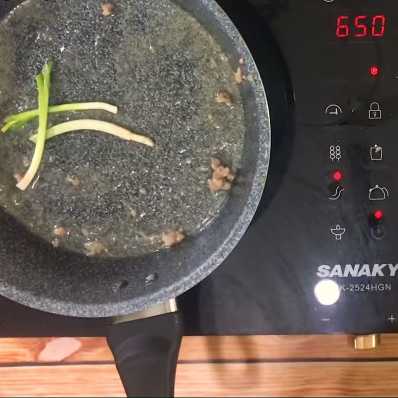 Gia vị được thêm vào khi xào hàu cho món cháo