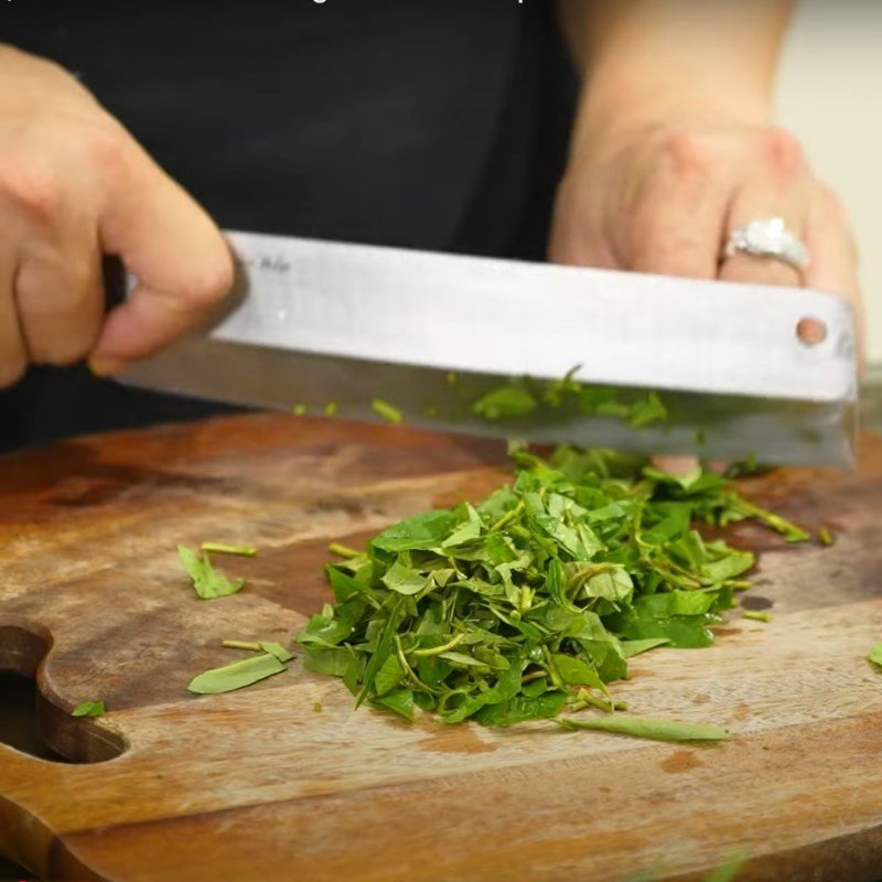 Gia vị riềng, nghệ, hành khô đã băm nhuyễn để nấu giả cầy ngan