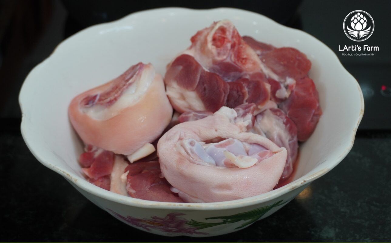 Giò heo được ướp gia vị chuẩn bị nấu canh atiso