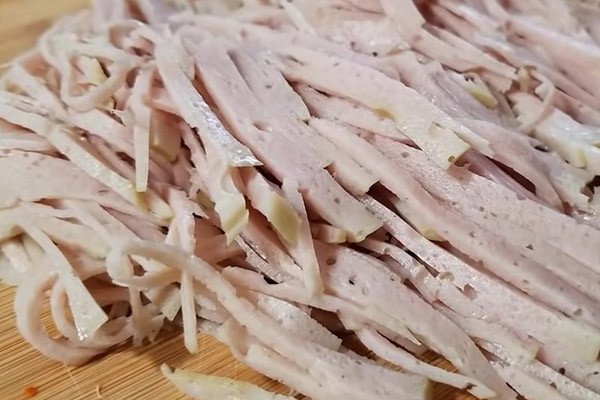 Giò lụa được thái sợi mỏng tinh tế cho món bún thang