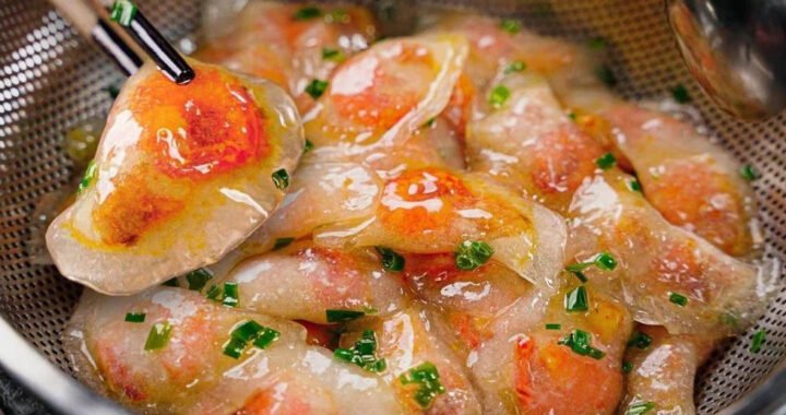 Gói bánh bột lọc thủ công với nhân tôm thịt