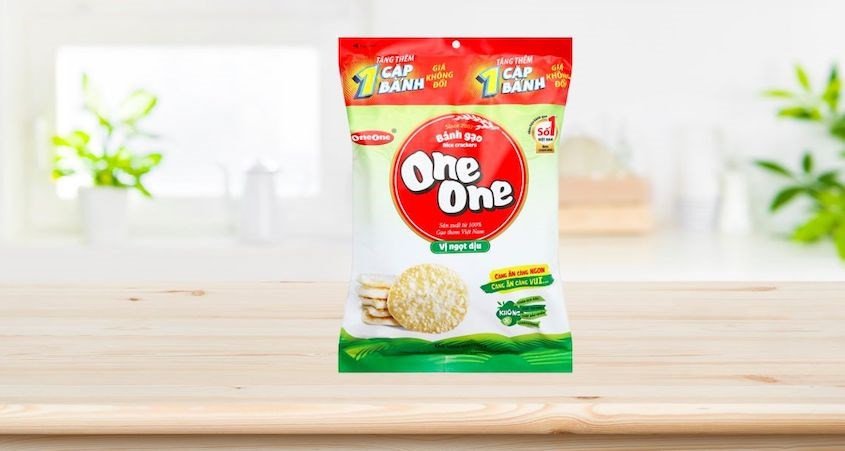 Gói bánh gạo One One vị ngọt dịu, giải đáp **một cái bánh gạo One One ngọt bao nhiêu calo**.