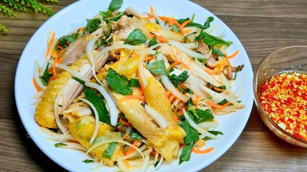 Gỏi gà trộn hành tây và rau thơm ăn kèm cháo gà ngon