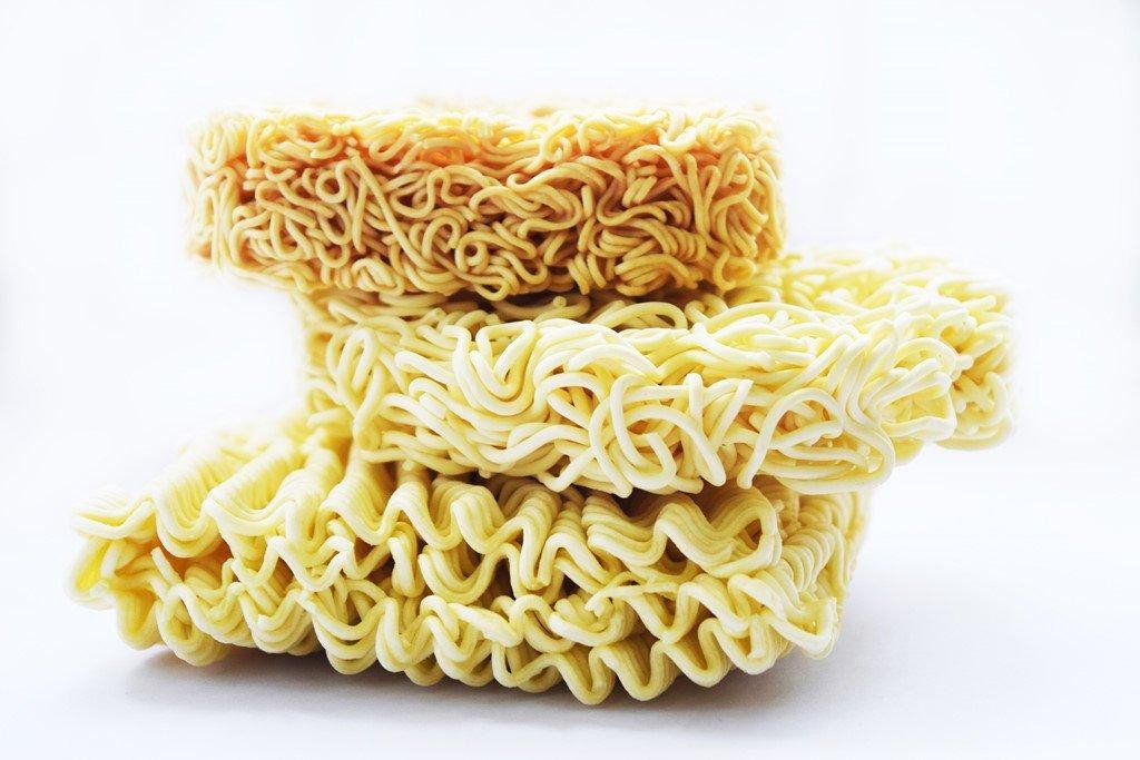 Gói mì chay rau nấm, minh họa cho lựa chọn ít calo hơn nhưng vẫn cần xem xét lượng calo tổng thể, tương tự như 1 gói mì Kokomi