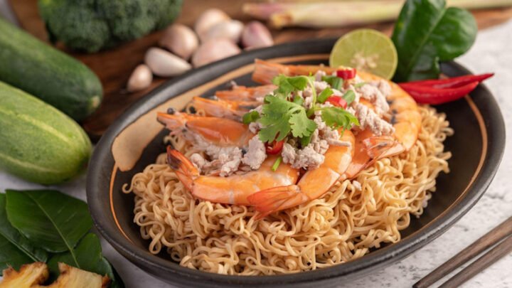 Gói mì Omachi với các thành phần dinh dưỡng và thông tin calo