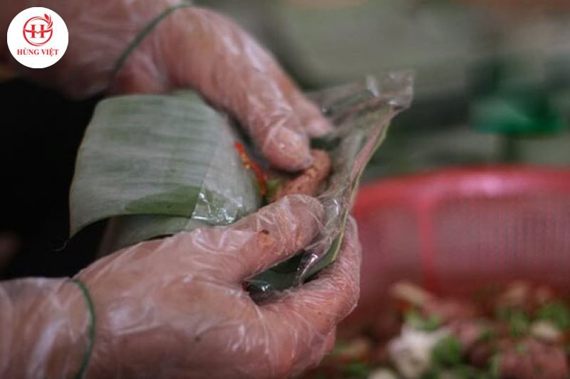 Gói nem chua bằng lá chuối truyền thống