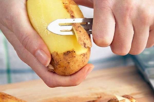 gọt vỏ khoai tây chuẩn bị chế biến món xào
