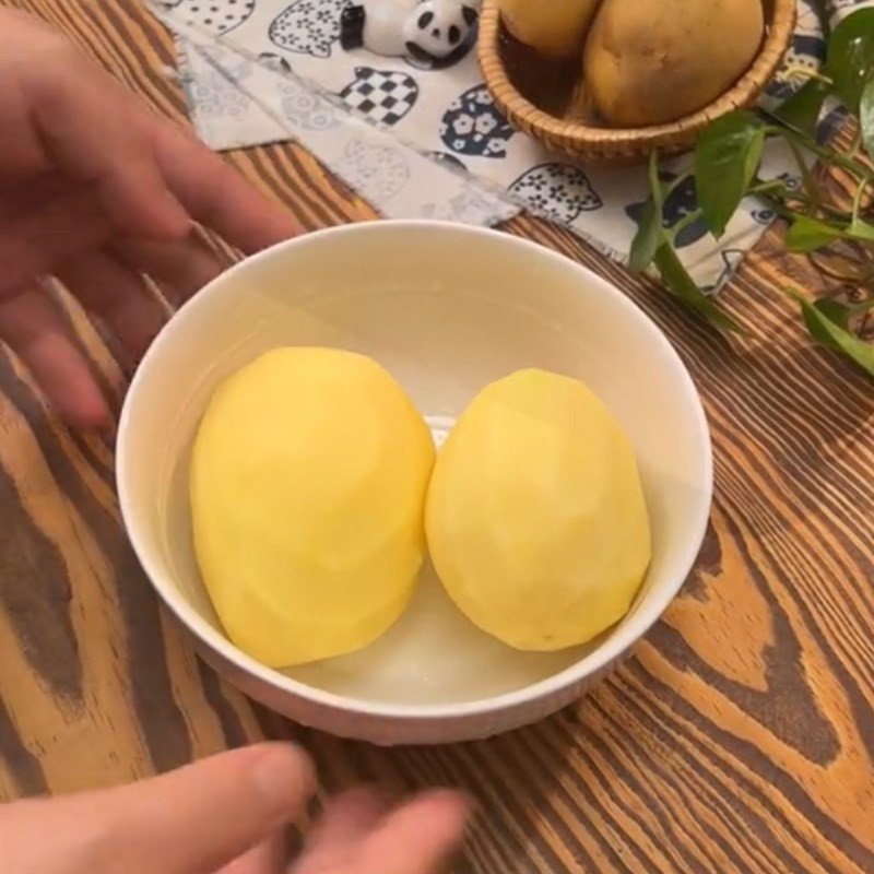 Gọt vỏ và cắt khoai tây