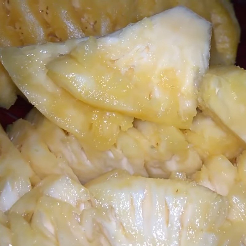 Gọt vỏ và loại bỏ mắt dứa (thơm) một cách cẩn thận