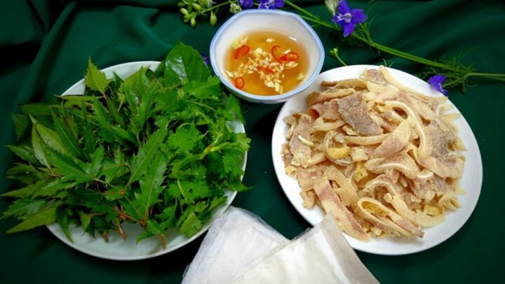 Hai đĩa nem thính thịt lợn, gồm nem tai thính và nem bì heo thính