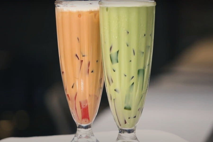 Hai loại trà sữa Thái phổ biến: xanh và đỏ, với cách nấu trà sữa thái xanh được ưa chuộng.