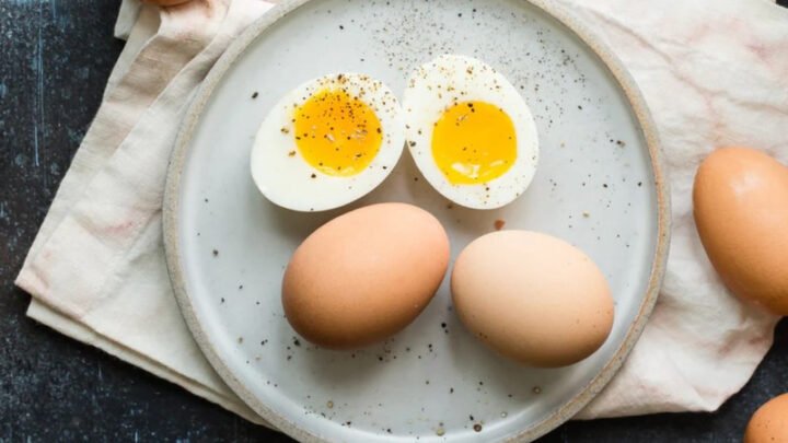 Hai trứng gà luộc chín đều trên đĩa, minh họa lượng calo trong trứng gà