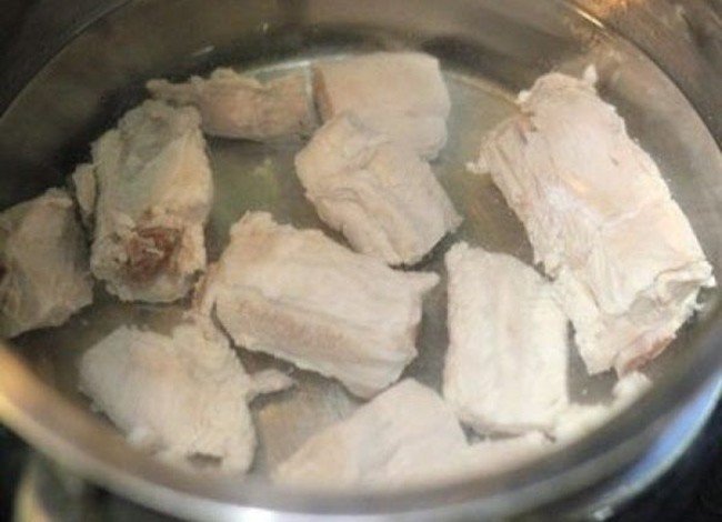 Hầm sườn non cho bún mọc dọc mùng