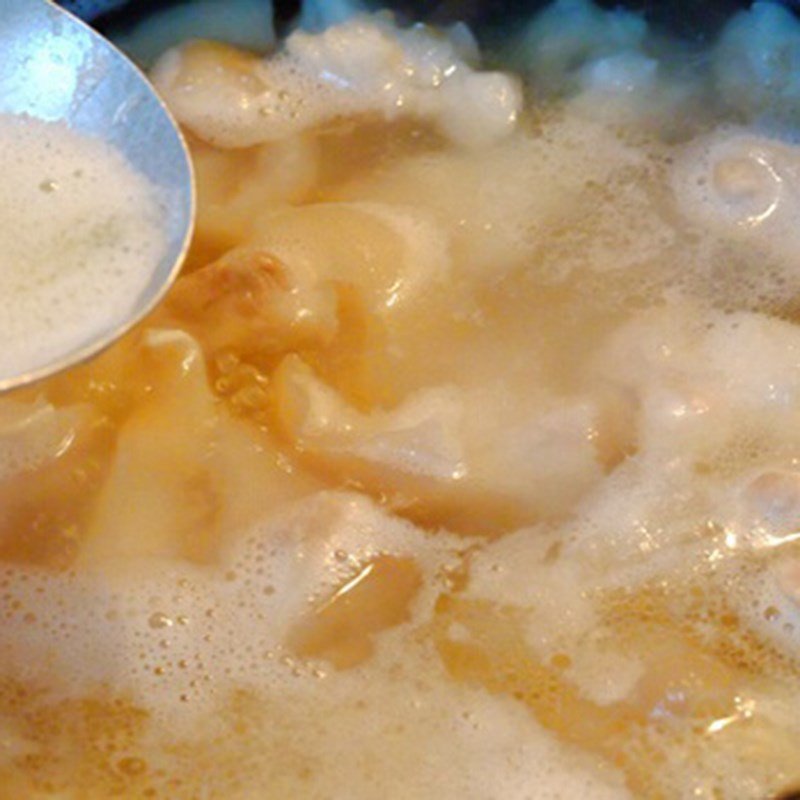 Hầm thịt heo trong nồi để có món thịt kho đông mềm ngon