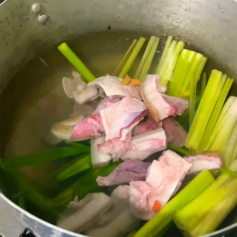 Hầm thịt trâu trên bếp, đảm bảo thịt mềm trong cách nấu thịt trâu hầm