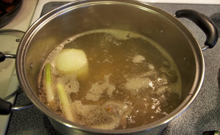 Hầm thịt vịt trong nước dùng với quả sấu tạo vị chua thanh