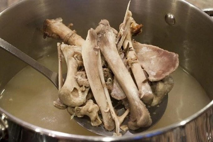 Hầm xương gà cho nước lẩu ngọt