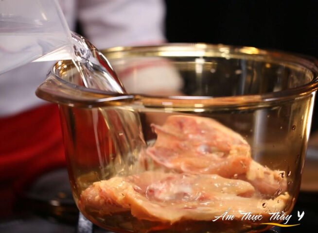 Hầm xương gà làm nước dùng lẩu Thái