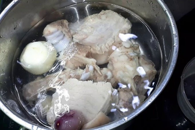 Hầm xương lấy nước dùng cho lẩu