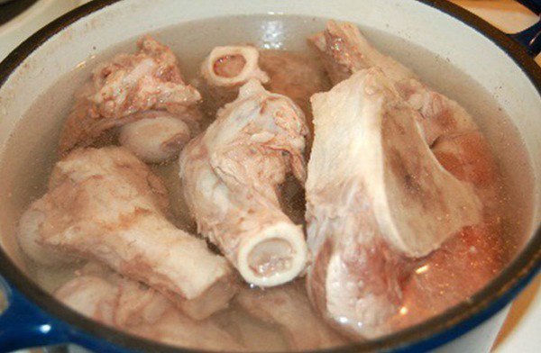 Hầm xương ống lấy nước dùng cho món cháo lòng miền bắc