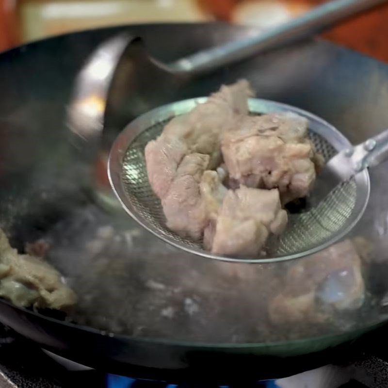 Hầm xương trong nồi