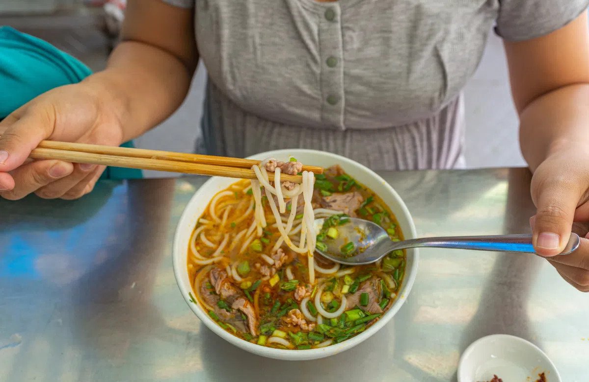 Hạn chế lượng bún để kiểm soát calo khi ăn bún bò Huế