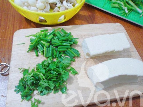 Hành hoa, mùi tàu và đậu phụ được sơ chế gọn gàng