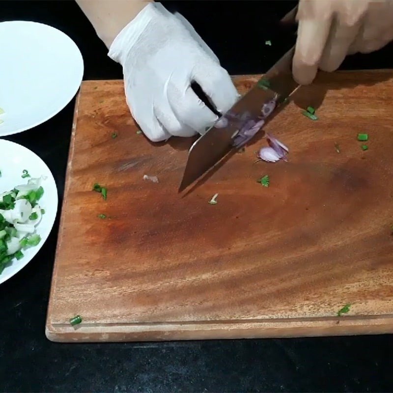 Hành lá, ngò rí và gừng cắt nhỏ