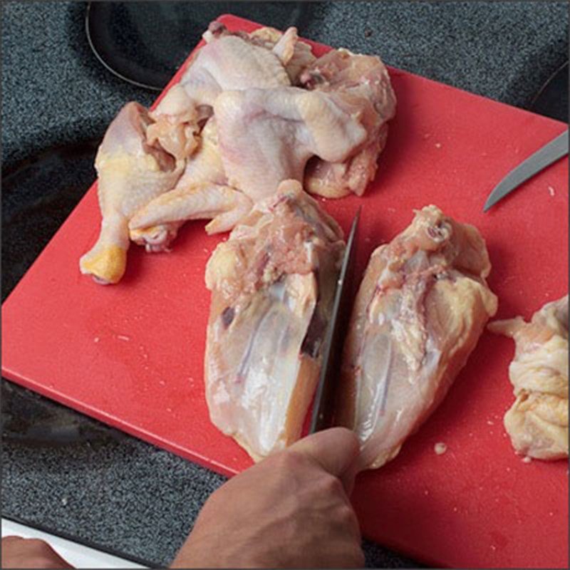 Hành lá và ngò rí cắt nhỏ, sẵn sàng cho món cháo gà đậu xanh