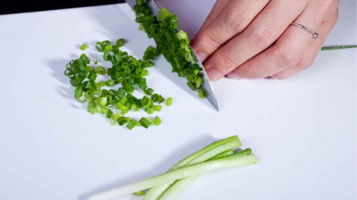 Hành lá và tép khô đã sơ chế sẵn sàng cho món bánh tráng nướng than