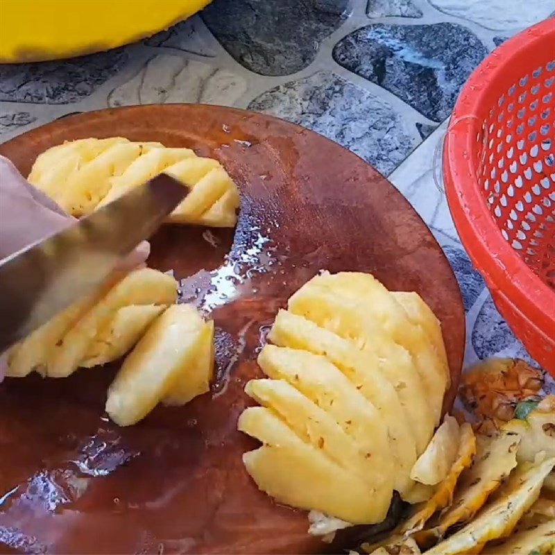 Hành lá và tỏi băm nhỏ, sẵn sàng cho món ngao xào dứa