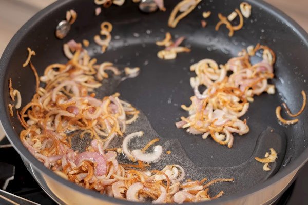 Hành phi vàng giòn góp phần tăng hương vị cho món thịt kho trứng cút