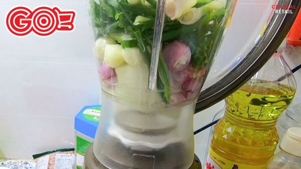 Hành tây, hành tím và tỏi đã xay nhuyễn, nguyên liệu chính cho nước sốt ướp thịt heo nướng