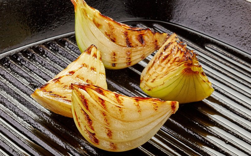 Hành tây, hoa hồi cần được nướng sơ để tăng hương vị cho nước lèo