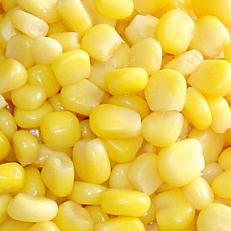 Hành tím băm nhỏ chuẩn bị phi thơm cho món ngô ngọt xào