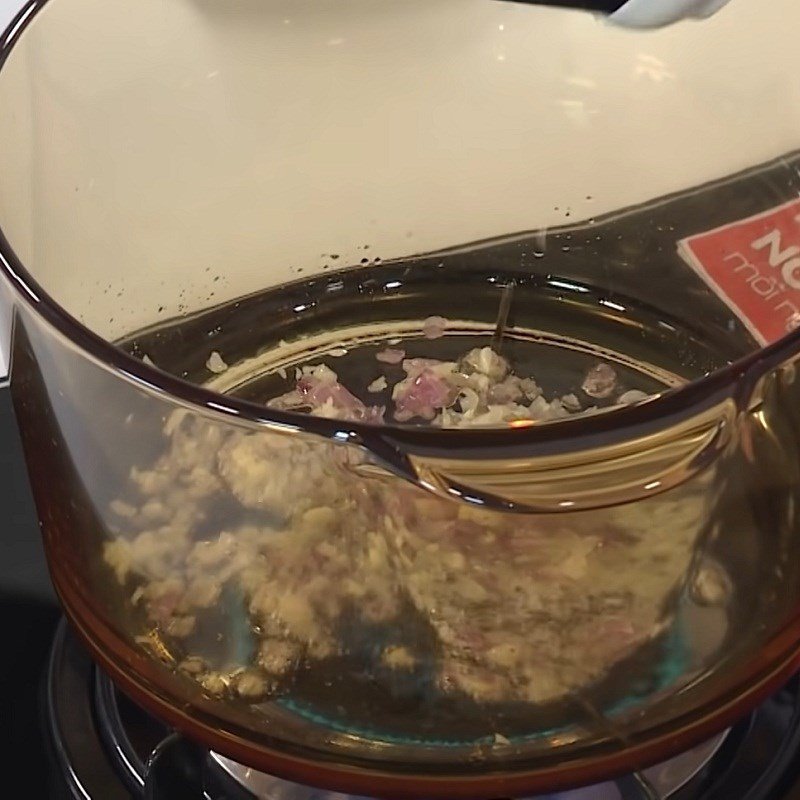 Hành tím đang được phi thơm trên chảo