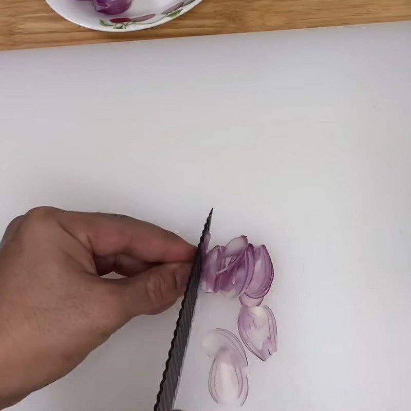 Hành tím ngâm chua ngọt ăn kèm bún vịt nấu tiêu